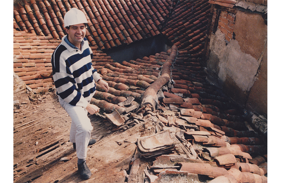 Juan Sanz al comienzo de las obras en el tejado del Corral de Comedias de Alcalá