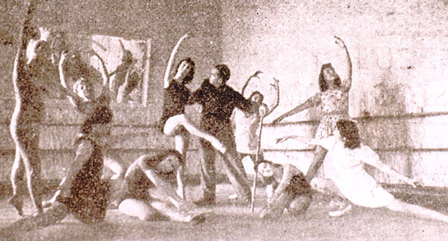 Clase de Sacha Goudine. “Una visita al Instituto de baile
                              Pauleta Pamiés”, <em>Barcelona Teatral</em>. <em>Semanario de espectáculos</em>, nº. 35, 16 de octubre
                              de 1941. Archivo Ana I. Elvira