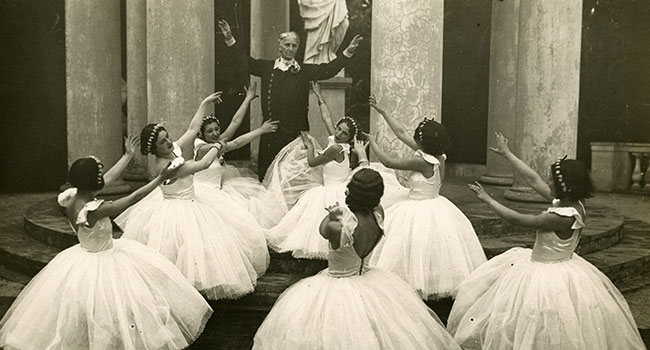 Escuela de danza de Pauleta Pàmies (Pauleta dirigiendo un
                              cuadro de ballet en la glorieta del Parque del Laberinto).
                              Archivo MAE-Institut del Teatre