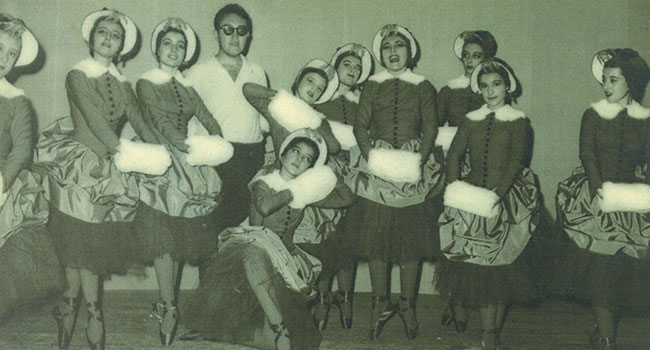 Alumnas de María de Ávila con Curro Fernández, s.f. Archivo Ángela Santos