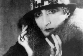 Rrose Sélavy, alter ego de Marcel Duchamp, en una fotografía tomada en 1921 por Man Ray. / Museo de Arte de Filadelfia